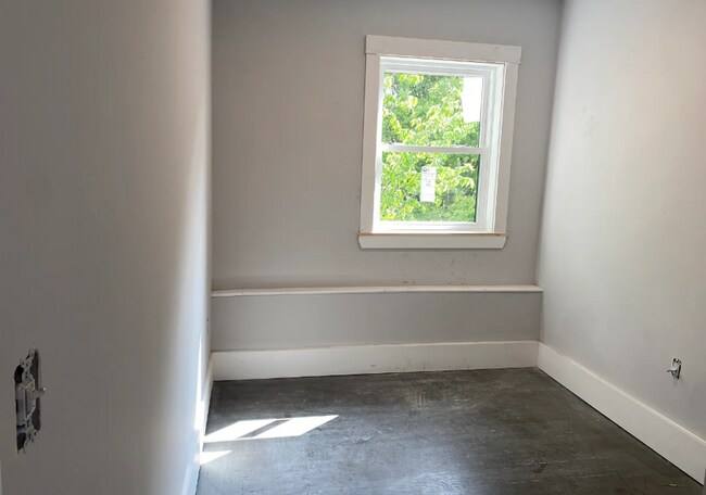 Building Photo - Newly Renovated 3 Bedroom Apartment Now Av...