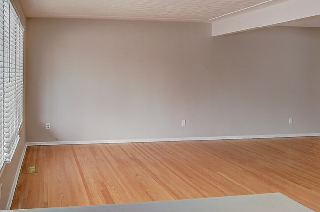 Building Photo - 315 Rosemount Dr