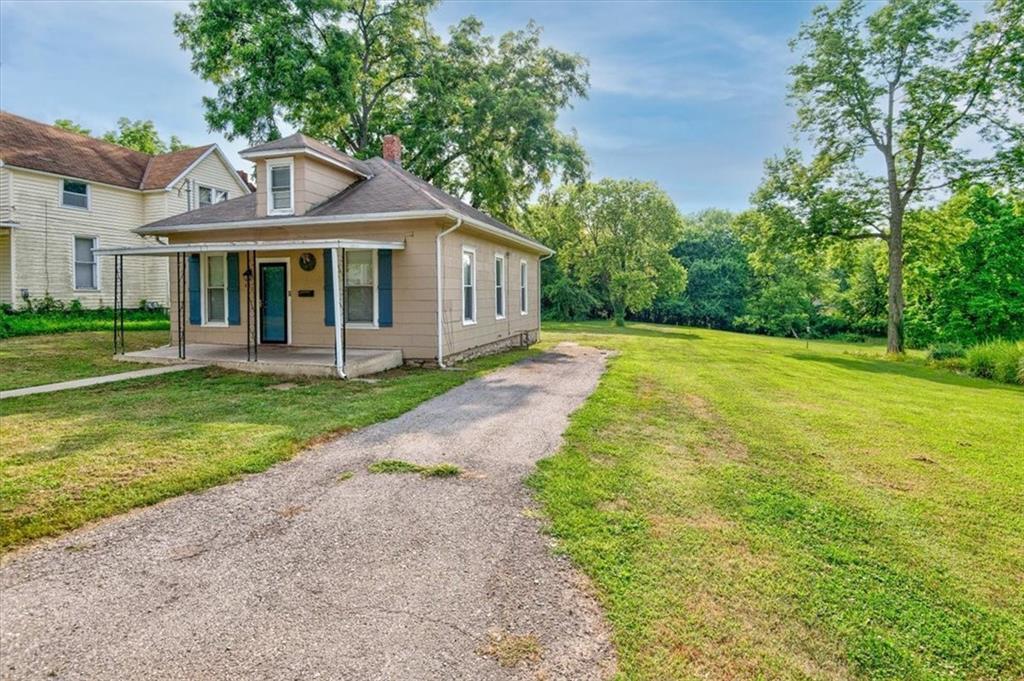 Welcome to this darling bungalow situated on an impressive nearly half-acre lot. This cozy 2+ bedroo - 820 S Cottage St