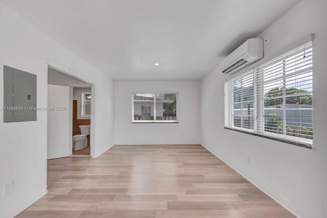 Foto del edificio - 570 NE 68th St