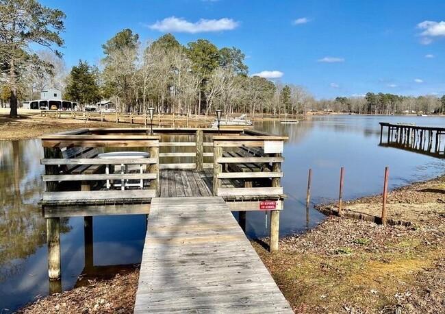 Building Photo - Furnished Lake House for the winter!