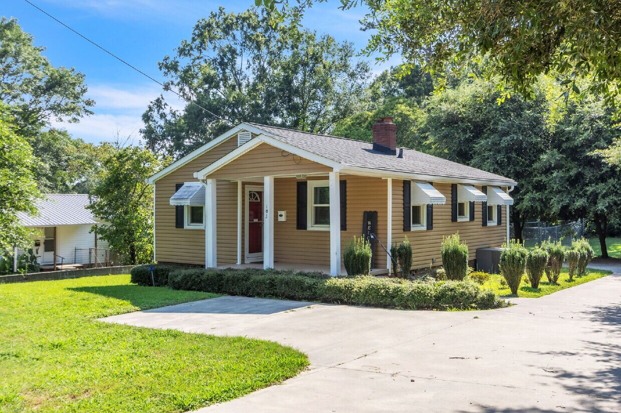 Primary Photo - "Cute Bungalow Style 2-Bedroom Haven with ...