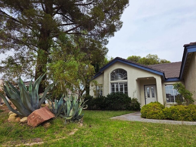 Foto del edificio - Single Story Home w/Pool in The Lakes!