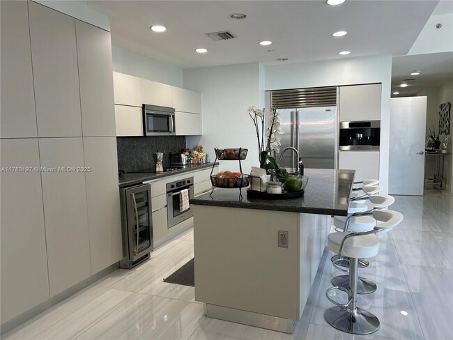 Building Photo - 1050 Brickell Ave