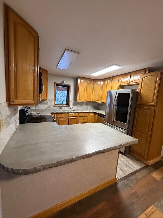 Foto del edificio - Spacious 3-Bedroom, 2-Bath Home, 2 Car Garage, Just Outside of Town – Pets Welcome!