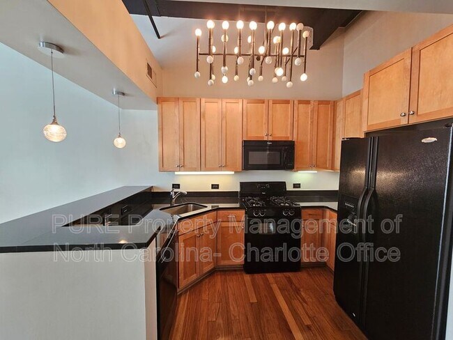 Foto del edificio - 3920 Sharon Rd