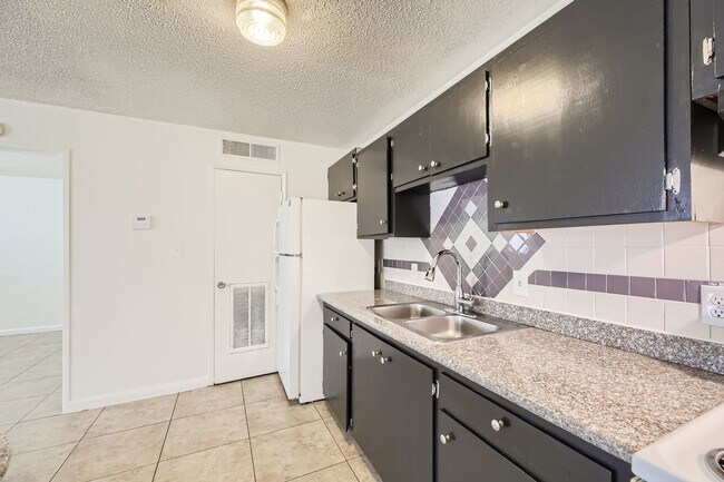 Foto del edificio - 1 Bedroom 1 Bathroom Condo Minutes from Th...