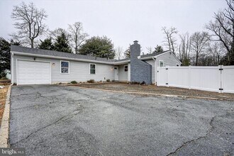 Building Photo - 109 Oak Ave