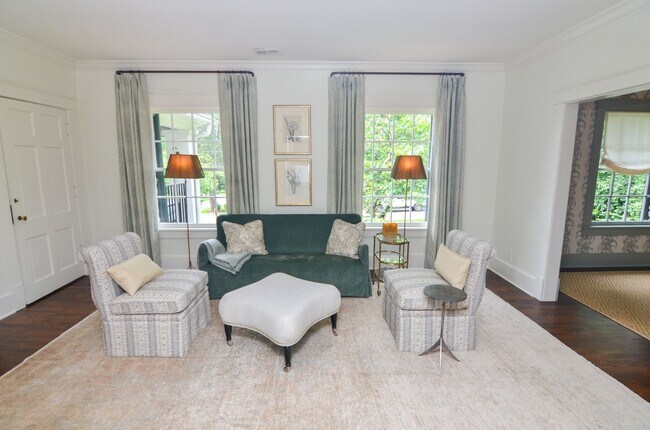 Foto del edificio - English Cottage in the heart of Belle Meade