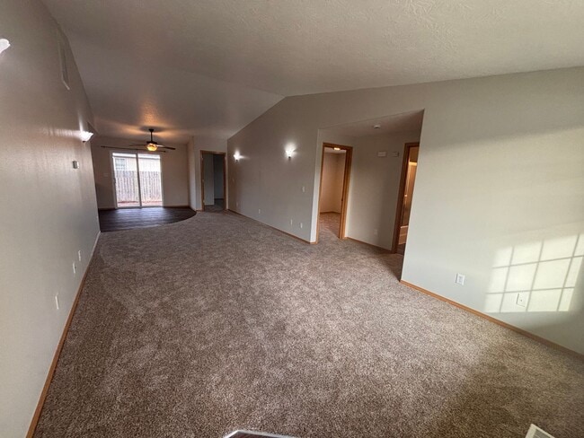 Foto del edificio - Spacious 3 Bedroom 2 bathroom Duplex