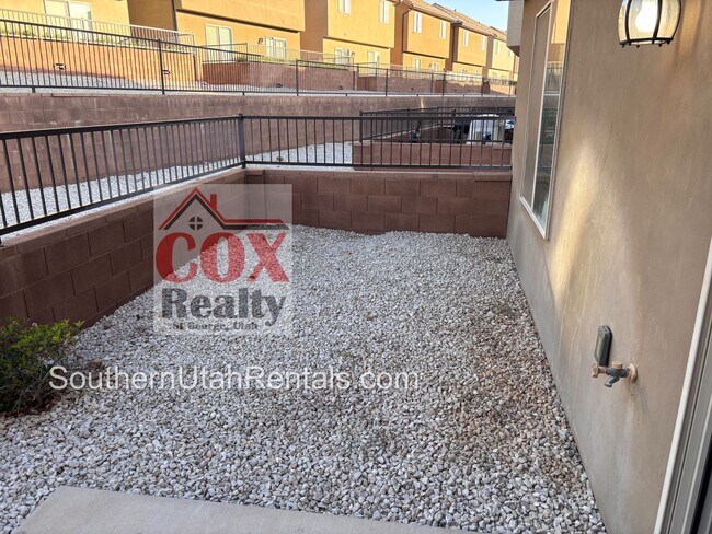 Building Photo - Beautiful Desert Canyon 4 Bedroom / 2.5 Ba...