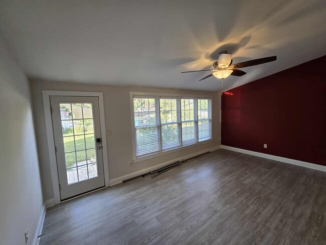 Foto del edificio - 18344 Locust Ln