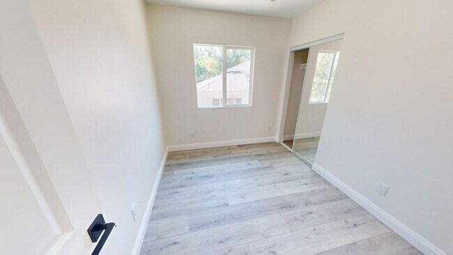 Building Photo - Modern 3-Bed/3-Bath Townhome
