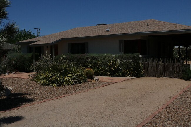 Foto del edificio - Two bedroom one bath fully furnished located in central Tucson!