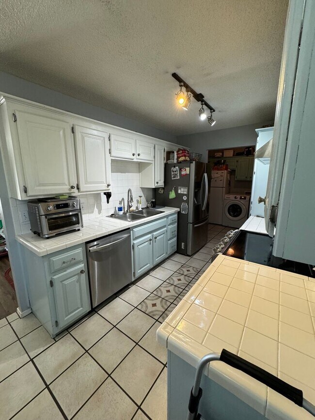 Building Photo - Beautiful Home with a large back yard!