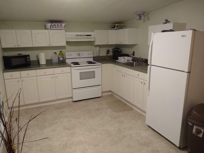 Building Photo - Close to Downtown Upper Level Apartment