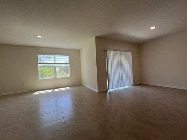 Foto del edificio - Brand New! 4 Bedroom, 2 Bathroom home in t...