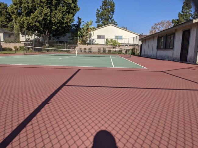 Building Photo - Large Condo in Claremont