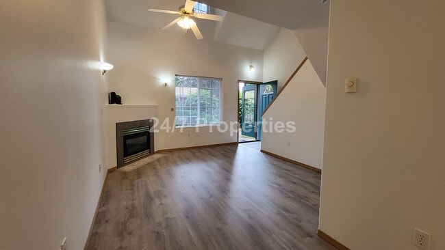 Building Photo - Cozy 1 BD | 1.5 BA Townhome with Patio - G...