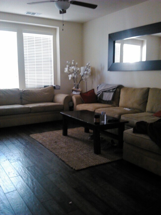 Foto del edificio - Walking Distance to Downtown Mountain View, Cal Train and the Amazing Farmers Market