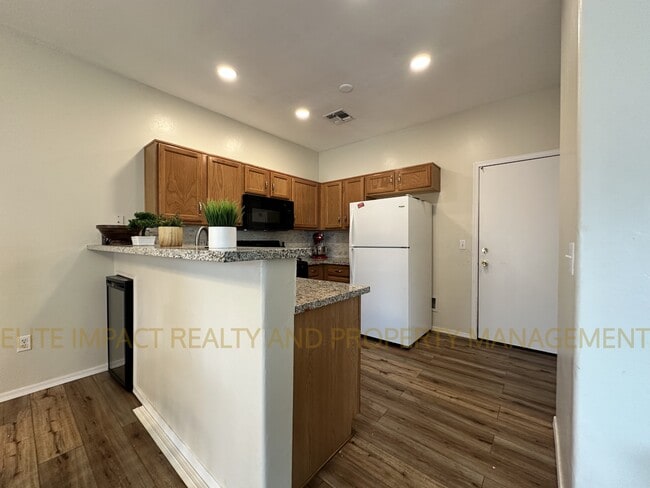 Building Photo - 3780 E Felix Blvd