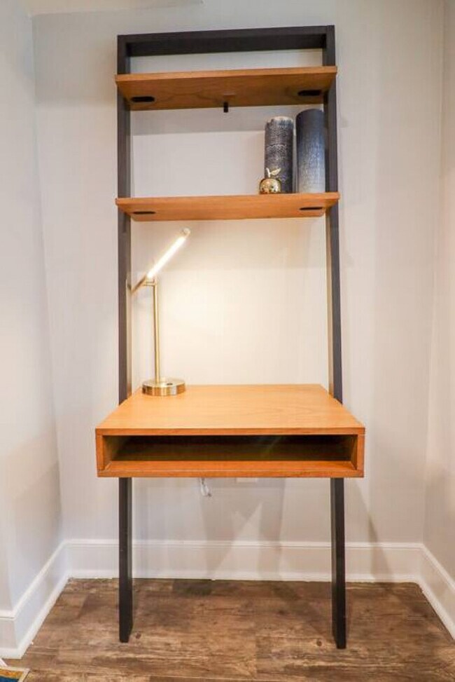 Foto del edificio - English Basement in Renovated 110 y/o Row ...