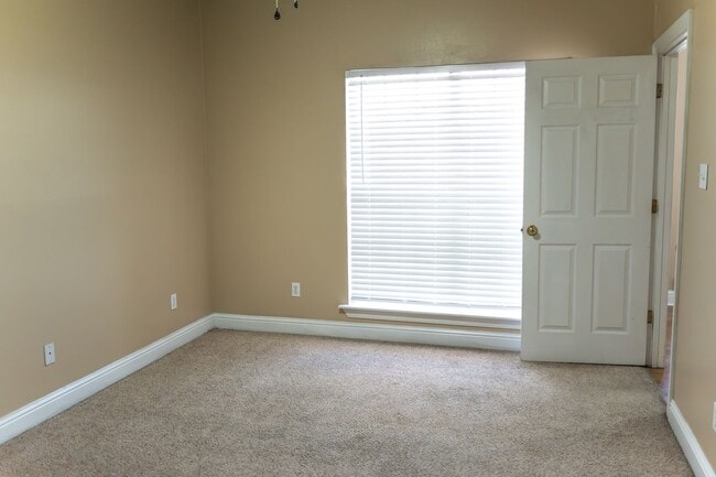 Foto del edificio - 2 bedrooms and 2 bathrooms condo with washer/dryer