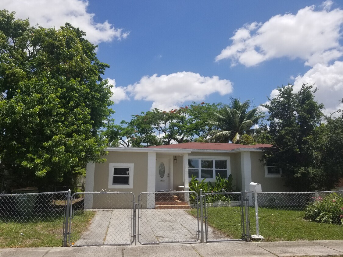 Foto principal - 1085 NW 133rd St