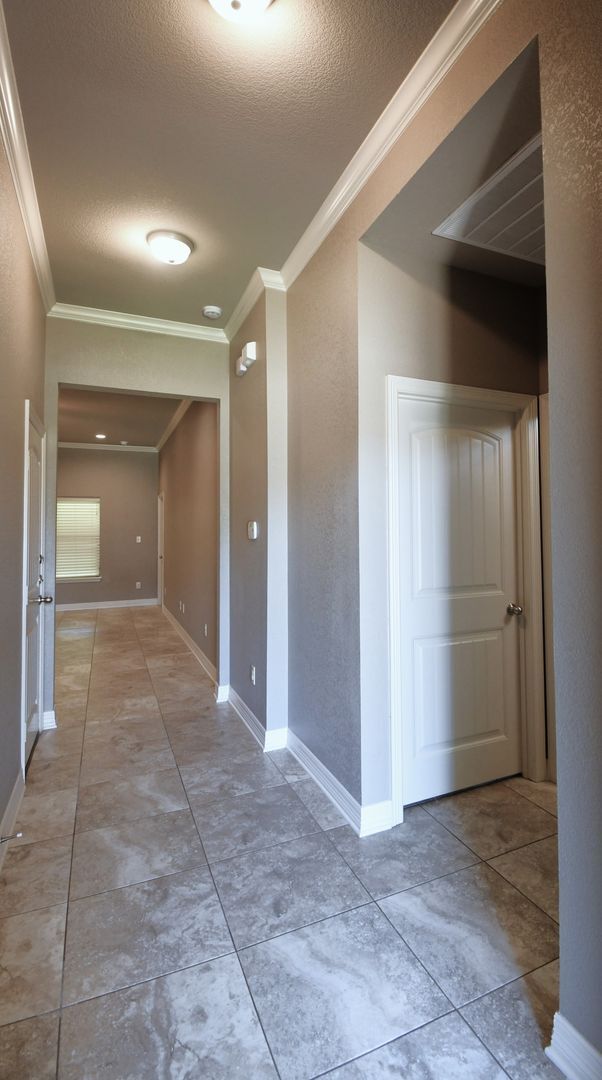 Building Photo - Granite Countertops, Garage & Fenced Yard!