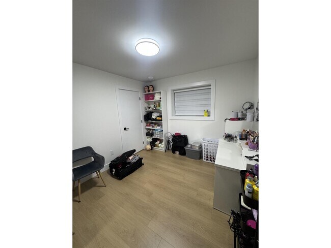 Photo du bâtiment - 16935-1690A 0A Ave