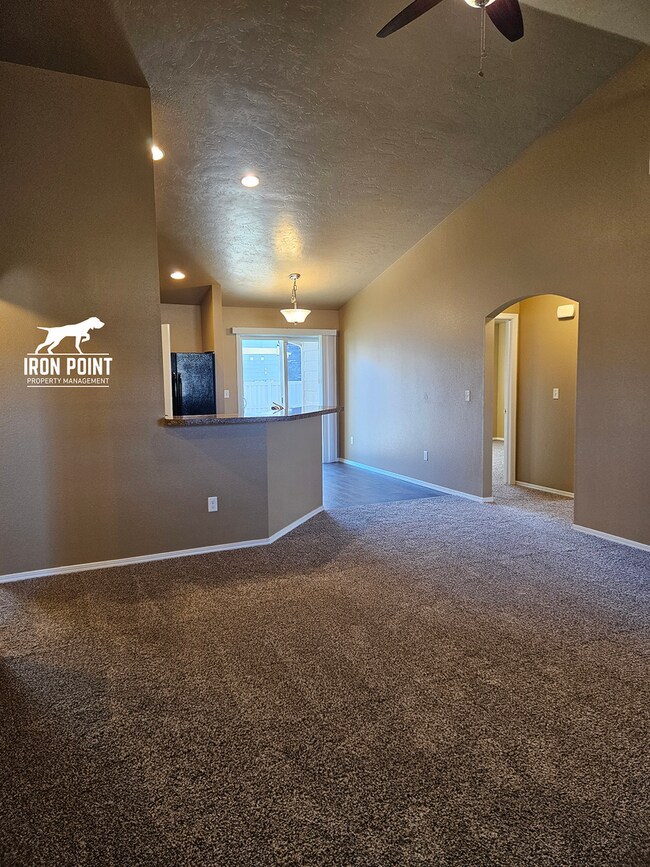 Foto del edificio - 3bed/2bath home w/bonus room, 2 car garage, fenced yard, and landscaping included.