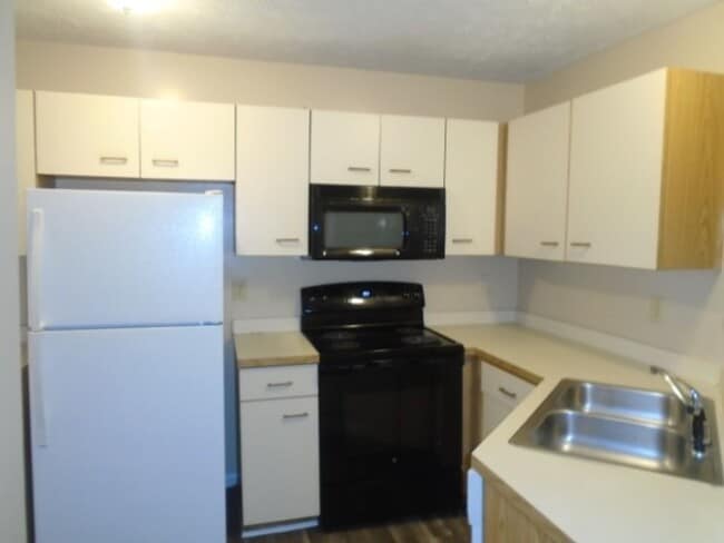 Building Photo - 2 bedroom condo for rent close to base!