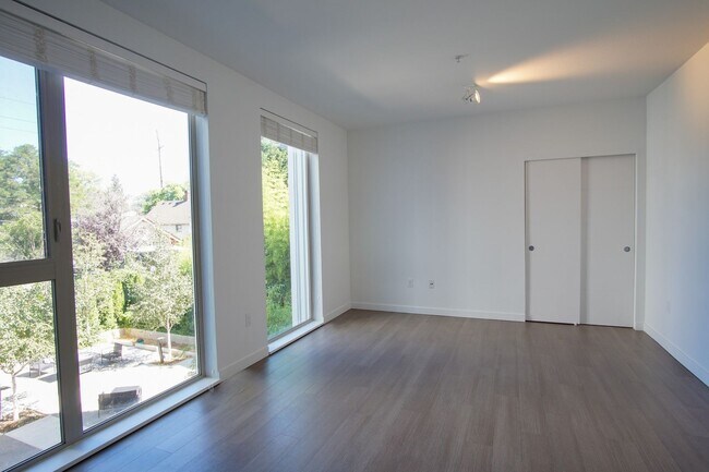 Foto del edificio - Heart of Sellwood: Fabulous Modern Studio Ready Mid-April!