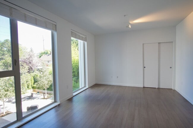 Building Photo - Heart of Sellwood: Fabulous Modern Studio Ready Mid-April!