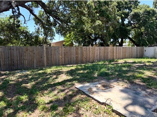 Foto del edificio - **3/2 Manufactured home near Boggy Creek Road/Taft**