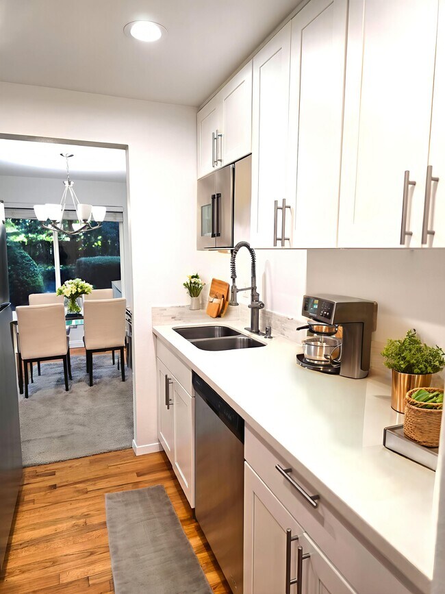 La cocina ofrece mucho espacio y tiene una zona de despensa. - 9906 NE 124th St