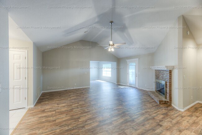 Foto del edificio - For Lease | Collinsville | Owasso Schools ...
