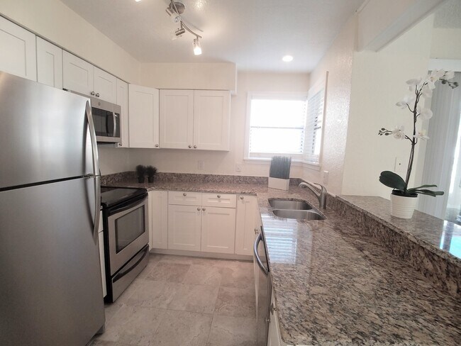 Foto del edificio - Beautiful  Remodeled First Floor 2/2 Condo...