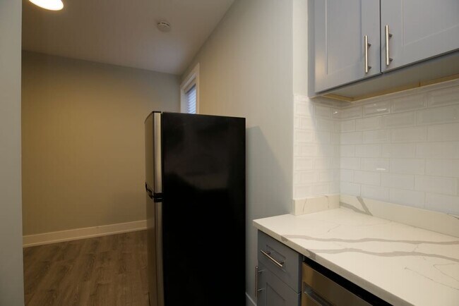 Foto del edificio - 545 W Belmont Ave