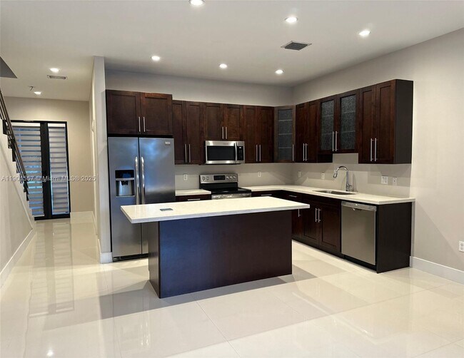 Foto del edificio - 824 SW 74th Ct