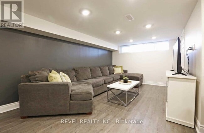 Building Photo - 213 Rosedale Dr