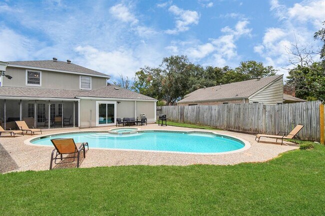 Foto del edificio - 15711 Creekhaven Dr