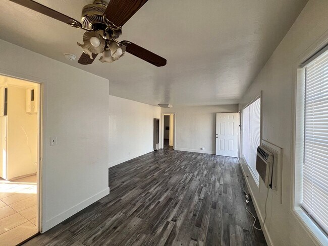Foto del edificio - Spacious w/Large Yard!