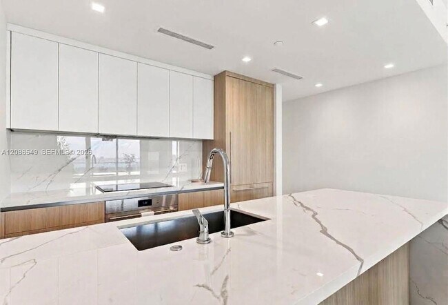 Foto del edificio - 2411 Laguna Cir
