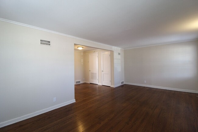 Building Photo - One Bedroom Duplex in North Kansas City
