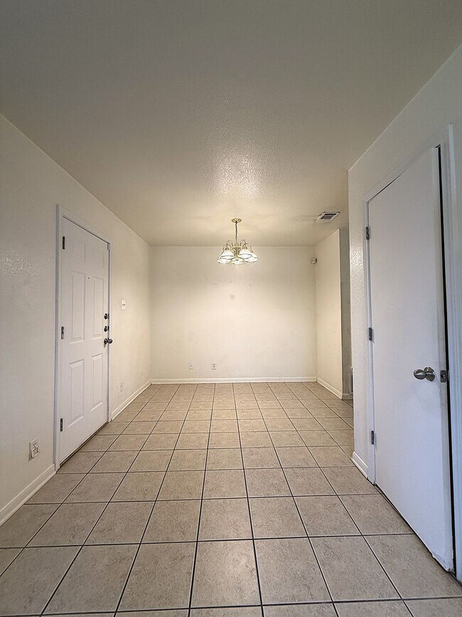 Building Photo - 1304 Cinch Dr
