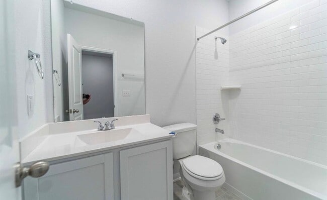 Building Photo - 14397 High Hl Dr