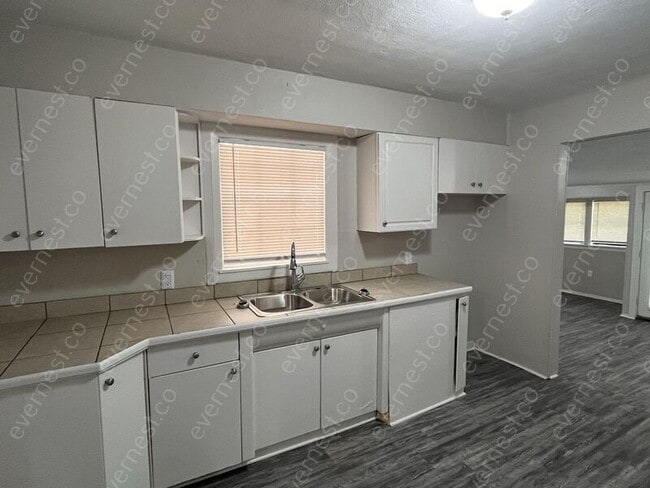 Building Photo - 126 E Santa Clair St