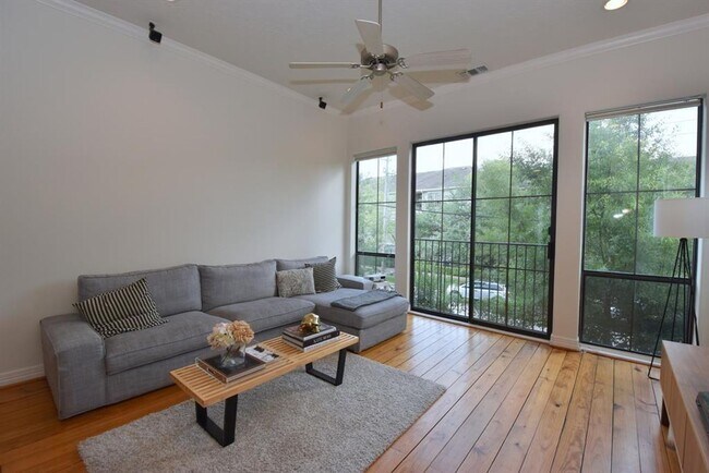 Foto del edificio - One-of-a-Kind Townhome in Desirable Midtown!