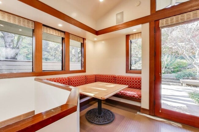 Foto del edificio - 28 Meadow Rd